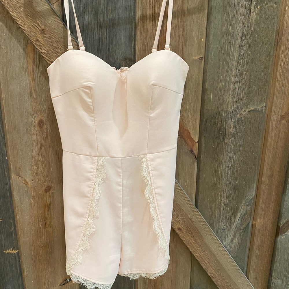 NWOT Bebe romper, size 4. Removeable straps